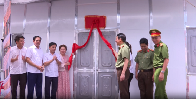 Thứ trưởng Bộ C&amp;ocirc;ng An - Thượng tướng Lương Tam Quang, l&amp;atilde;nh đạo tỉnh H&amp;agrave; Tĩnh   c&amp;ugrave;ng với b&amp;agrave; Nguyễn Thị Nga &amp;ndash; Chủ tịch Tập đo&amp;agrave;n BRG, hạ băng kh&amp;aacute;nh th&amp;agrave;nh nh&amp;agrave; mẫu được x&amp;acirc;y dựng ở huyện Hương Sơn ng&amp;agrave;y 23-6-2023.