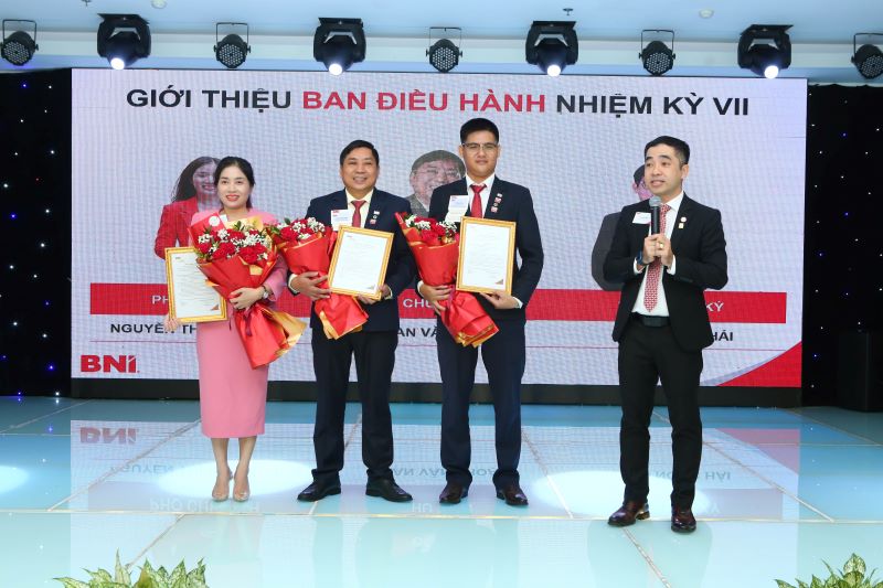 &amp;Ocirc;ng L&amp;ecirc; Trường Sơn - Gi&amp;aacute;m đốc Điều h&amp;agrave;nh BNI Việt Nam trao quyết định bổ nhiệm t&amp;acirc;n Chủ tịch v&amp;agrave; Ph&amp;oacute; Chủ tịch nhiệm kỳ VII