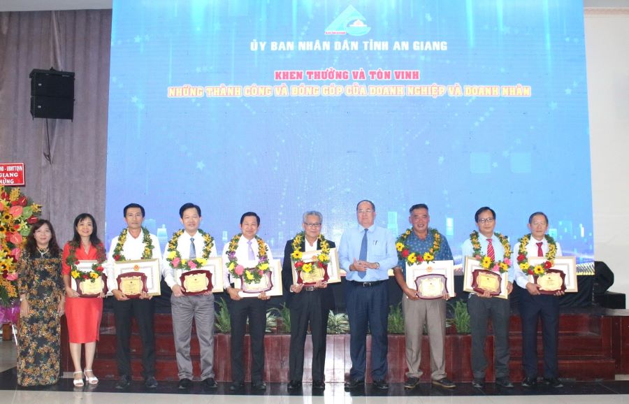 Tặng Bằng khen UBND tỉnh An Giang cho c&amp;aacute;c doanh nghiệp v&amp;agrave; doanh nh&amp;acirc;n c&amp;oacute; th&amp;agrave;nh t&amp;iacute;ch trong hoạt động sản xuất - kinh doanh, g&amp;oacute;p phần ph&amp;aacute;t triển kinh tế - x&amp;atilde; hội tỉnh