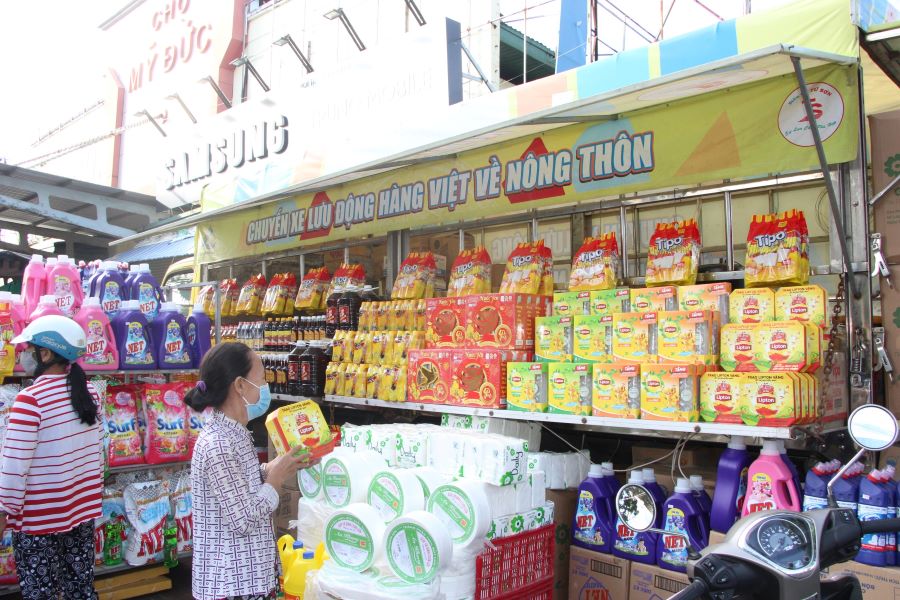 Chuyến h&amp;agrave;ng Việt về n&amp;ocirc;ng th&amp;ocirc;n thu h&amp;uacute;t người d&amp;acirc;n mua sắm.