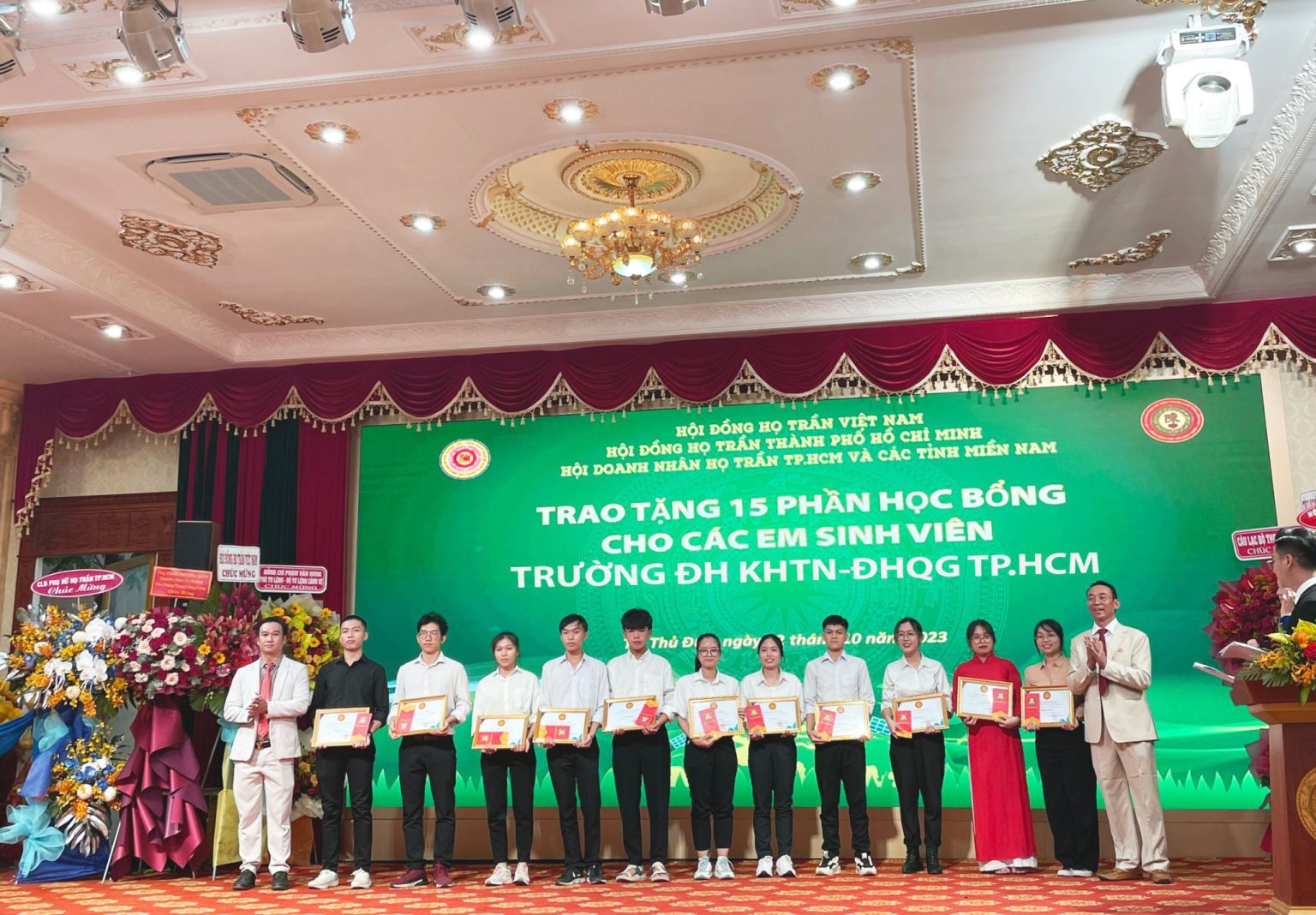 Đại diện Hội doanh nh&amp;acirc;n &amp;Ocirc;ng Trần Văn Mười &amp;ndash; Chủ tịch hội v&amp;agrave; &amp;Ocirc;ng Trần Th&amp;aacute;i B&amp;igrave;nh &amp;ndash; Ph&amp;oacute; chủ tịch hội trao học bổng cho con em nh&amp;agrave; họ Trần