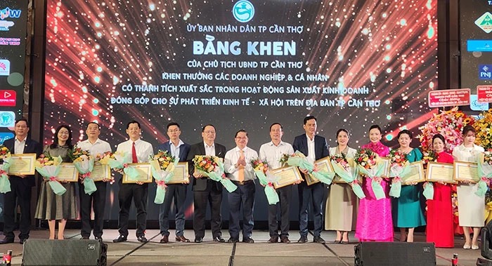 Chủ tịch UBND TP Cần Thơ Trần Việt Trường trao tặng bằng khen cho c&amp;aacute;c doanh nghiệp c&amp;oacute; nhiều đ&amp;oacute;ng g&amp;oacute;p v&amp;agrave;o sự ph&amp;aacute;t triển kinh tế - x&amp;atilde; hội của TP. Ảnh minh họa