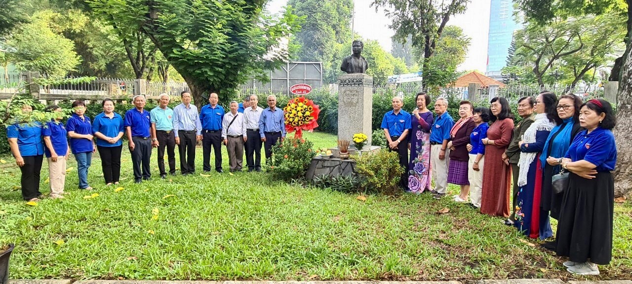Cựu Thanh ni&amp;ecirc;n xung phong TPHCM chụp ảnh lưu niệm