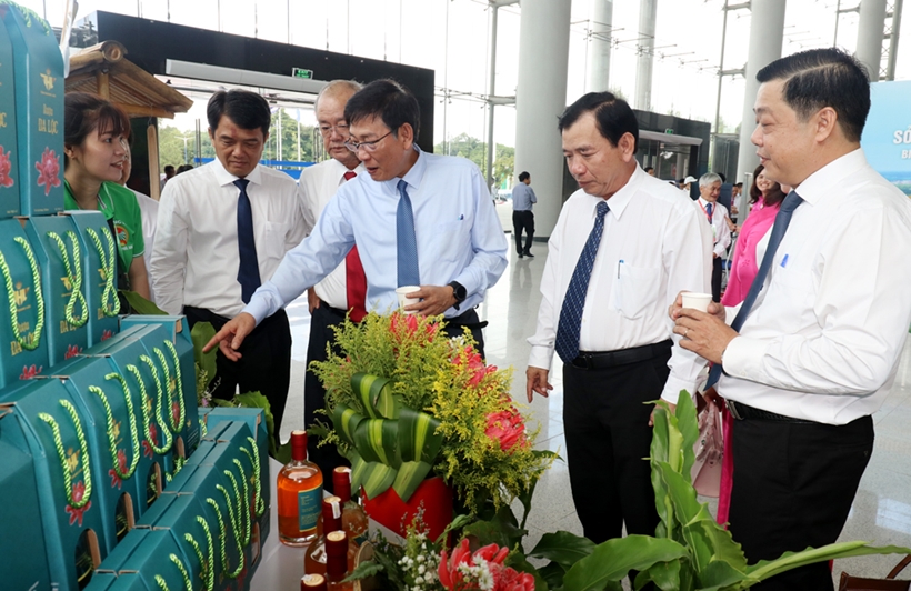 L&amp;atilde;nh đạo tỉnh B&amp;igrave;nh Dương tham quan gian h&amp;agrave;ng của Hội N&amp;ocirc;ng d&amp;acirc;n c&amp;aacute;c TP trong tỉnh