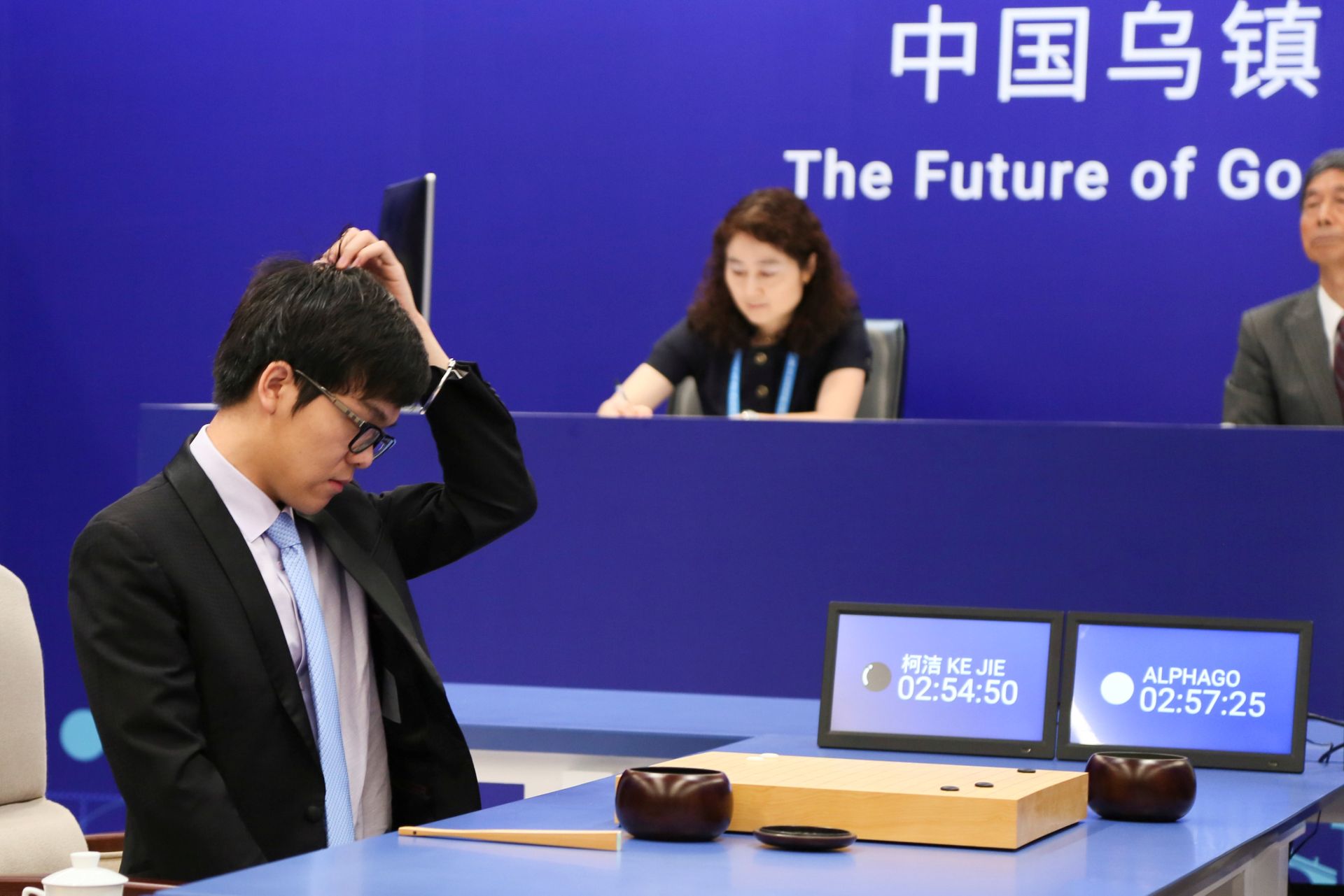 Đại kiện tướng Ke Jie trong trận đấu cờ v&amp;acirc;y với AlphaGo