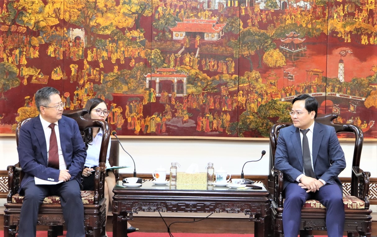 B&amp;iacute; thư Tỉnh ủy Nguyễn Anh Tuấn (b&amp;ecirc;n phải) tiếp Chủ tịch Tập đo&amp;agrave;n Goertek