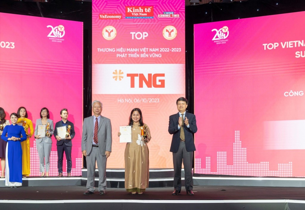 Đại diện TNG Holdings Vietnam nhận giải Thương hiệu mạnh 2022 - 2023