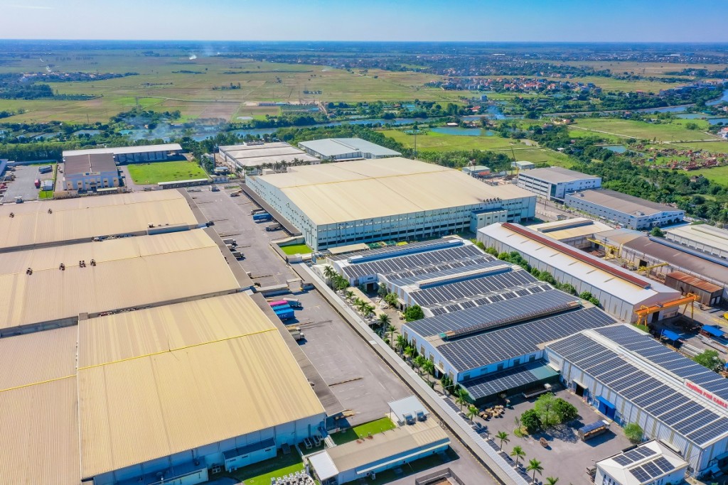 Một doanh nghiệp lắp điện mặt trời &amp;aacute;p m&amp;aacute;i trong khu c&amp;ocirc;ng nghiệp do TNI Holdings Vietnam ph&amp;aacute;t triển