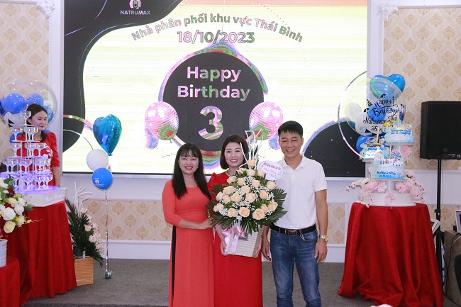 C&amp;ocirc; gi&amp;aacute;o Tăng Kim Oanh (người đứng ngo&amp;agrave;i c&amp;ugrave;ng b&amp;ecirc;n tr&amp;aacute;i) tặng hoa ch&amp;uacute;c mừng Natrumax Th&amp;aacute;i B&amp;igrave;nh