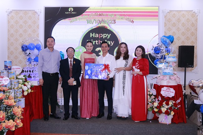 &amp;Ocirc;ng Nguyễn B&amp;aacute; H&amp;agrave; - PCT HĐQT Natrumax Việt nam trao qu&amp;agrave; cho