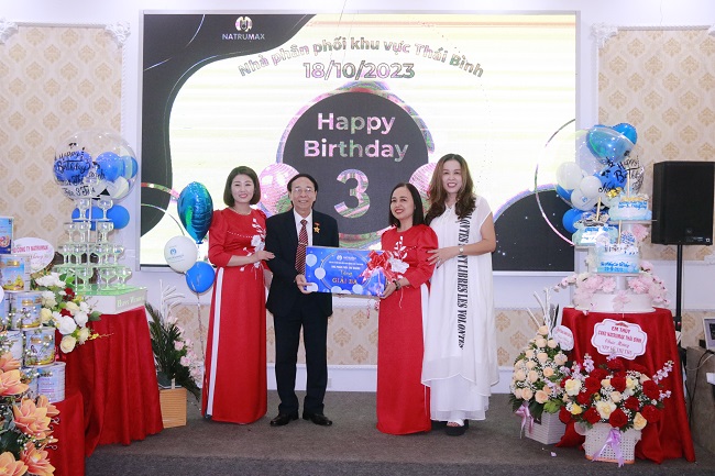 Thầy thuốc Phạm Anh B&amp;iacute;nh trao qu&amp;agrave; cho b&amp;agrave; H&amp;agrave; Thanh Dung - Trưởng chi nh&amp;aacute;nh số 29 Natrumax huyện Đ&amp;ocirc;ng Hưng.
