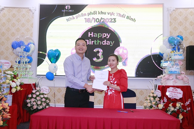 &amp;Ocirc;ng Nguyễn Tất T&amp;ugrave;ng - Chủ tịch HĐQT Natrumax Việt Nam k&amp;yacute; hợp đồng với b&amp;agrave; Đ&amp;agrave;o Th&amp;uacute;y L&amp;agrave;n - Thế giới sữa non Natrumax Minh Ph&amp;aacute;t, huyện Vũ Thư - Chi nh&amp;aacute;nh Natrumax số 116.