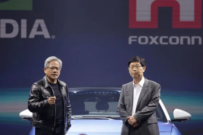 Jensen Huang (tr&amp;aacute;i), đồng s&amp;aacute;ng lập v&amp;agrave; ki&amp;ecirc;m CEO của Nvidia, v&amp;agrave; Chủ tịch Foxconn, Young Liu