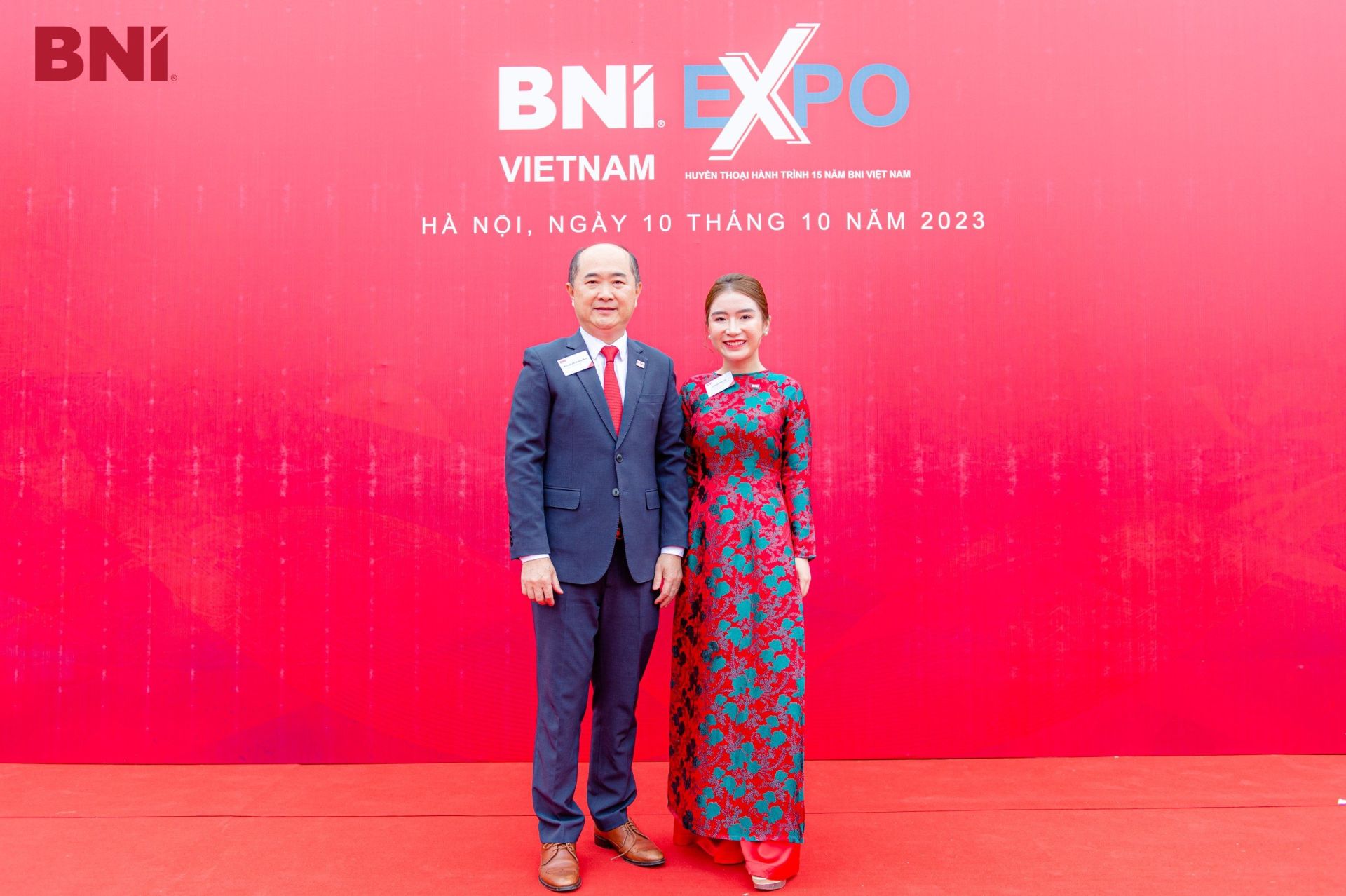 Christine Ho chụp c&amp;ugrave;ng Chủ tịch BNI Việt Nam Hồ Quang Minh