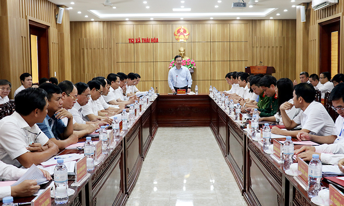 Chủ tịch UBND tỉnh Nghệ An Nguyễn Đức Trung chủ tr&amp;igrave; buổi l&amp;agrave;m việc với l&amp;atilde;nh đạo chủ chốt thị x&amp;atilde; Th&amp;aacute;i H&amp;ograve;a về t&amp;igrave;nh h&amp;igrave;nh kinh tế - x&amp;atilde; hội từ đầu nhiệm kỳ đến nay, nhiệm vụ trọng t&amp;acirc;m trong thời gian tới.