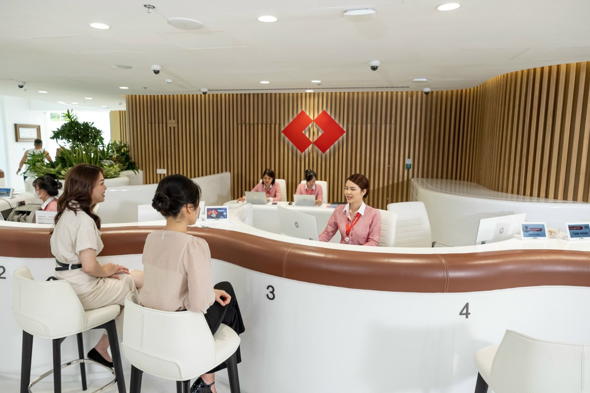 Ng&amp;acirc;n h&amp;agrave;ng Techcombank cho biết sẽ tạo điều kiện tốt nhất cho kh&amp;aacute;ch h&amp;agrave;ng khi c&amp;oacute; nhu cầu chuyển khoản vay từ ng&amp;acirc;n h&amp;agrave;ng kh&amp;aacute;c về