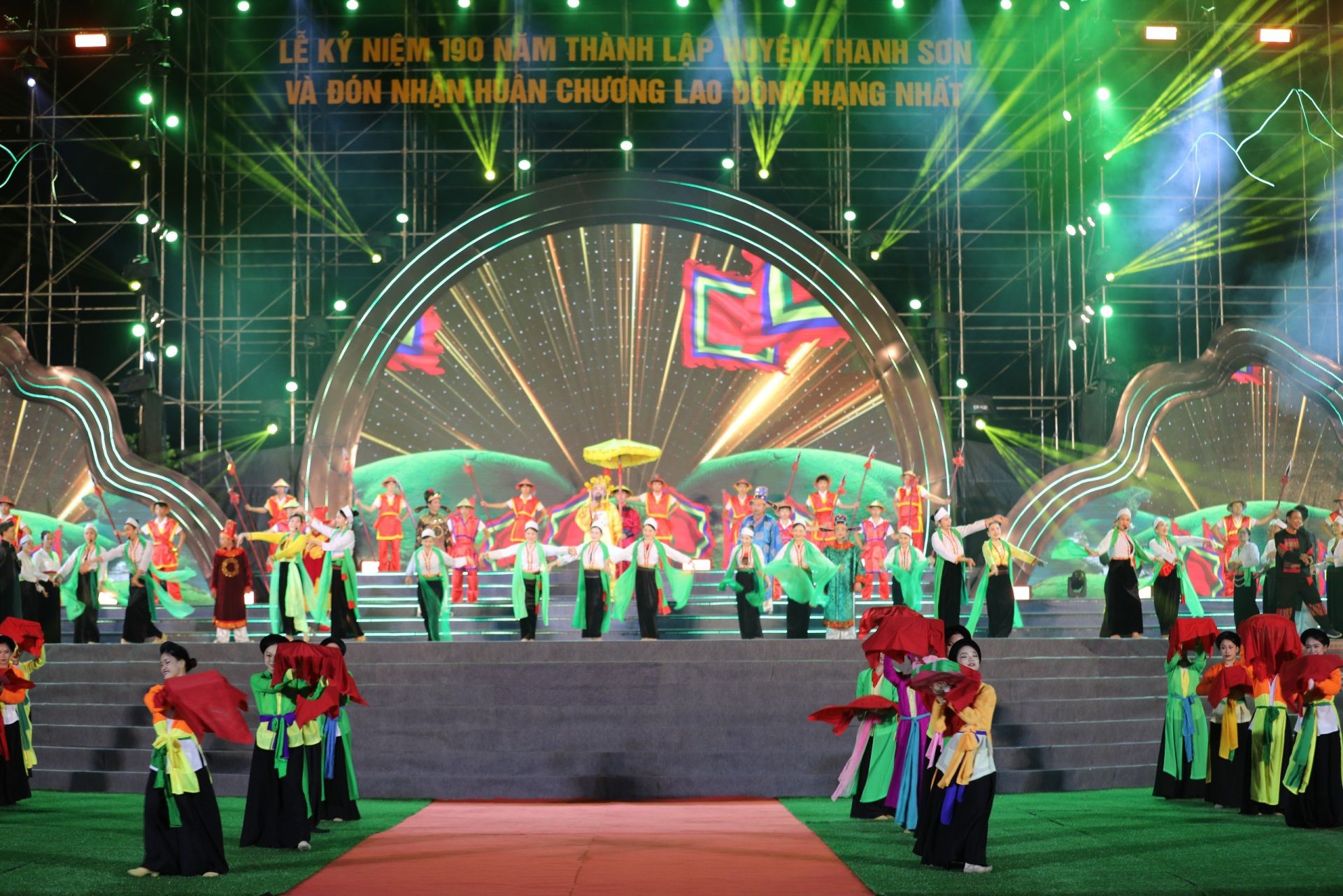 Tiết mục văn nghệ ch&amp;agrave;o mừng tại buổi lễ kỷ niệm