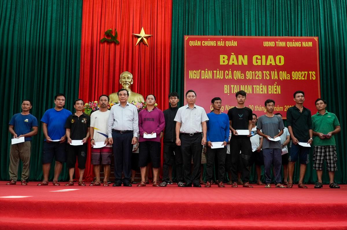 Tại buổi b&amp;agrave;n giao, l&amp;atilde;nh đạo Tỉnh ủy, UBND tỉnh Quảng Nam, c&amp;aacute;c cơ quan, ban ng&amp;agrave;nh địa phương v&amp;agrave; Qu&amp;acirc;n chủng Hải qu&amp;acirc;n đ&amp;atilde; tặng qu&amp;agrave; cho c&amp;aacute;c gia đ&amp;igrave;nh ngư d&amp;acirc;n gặp nạn với tổng gi&amp;aacute; trị gần 500 triệu đồng