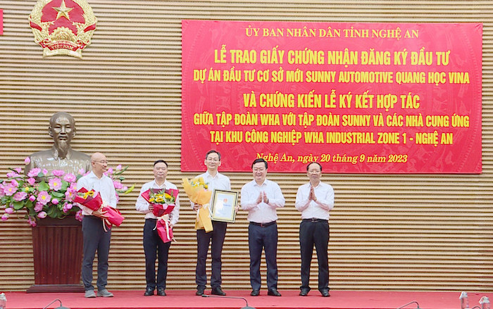 Nghệ An trao Giấy chứng nhận đăng k&amp;yacute; đầu tư Dự &amp;aacute;n đầu tư cơ sở mới Sunny Automotive quang học Vina cho nh&amp;agrave; đầu tư Summit Optical Investment Limited (Hồng K&amp;ocirc;ng) thuộc Tập đo&amp;agrave;n Sunny