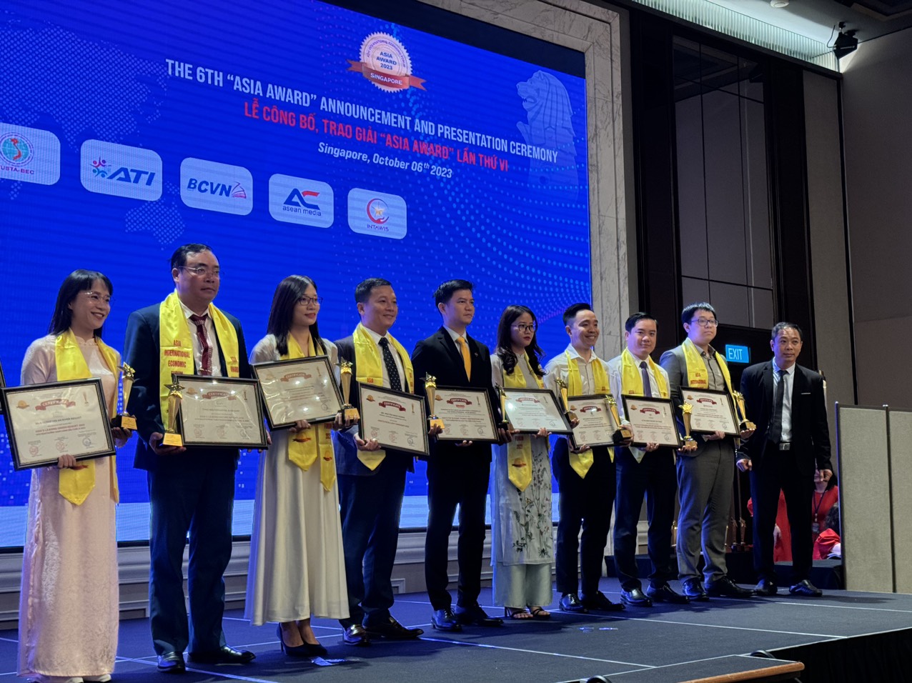 C&amp;ocirc;ng ty TNHH Ph&amp;aacute;t triển Du lịch Quốc tế Phượng Ho&amp;agrave;ng - Mộc Ch&amp;acirc;u được vinh danh tại Asia Award 2023 tại Singapore.
