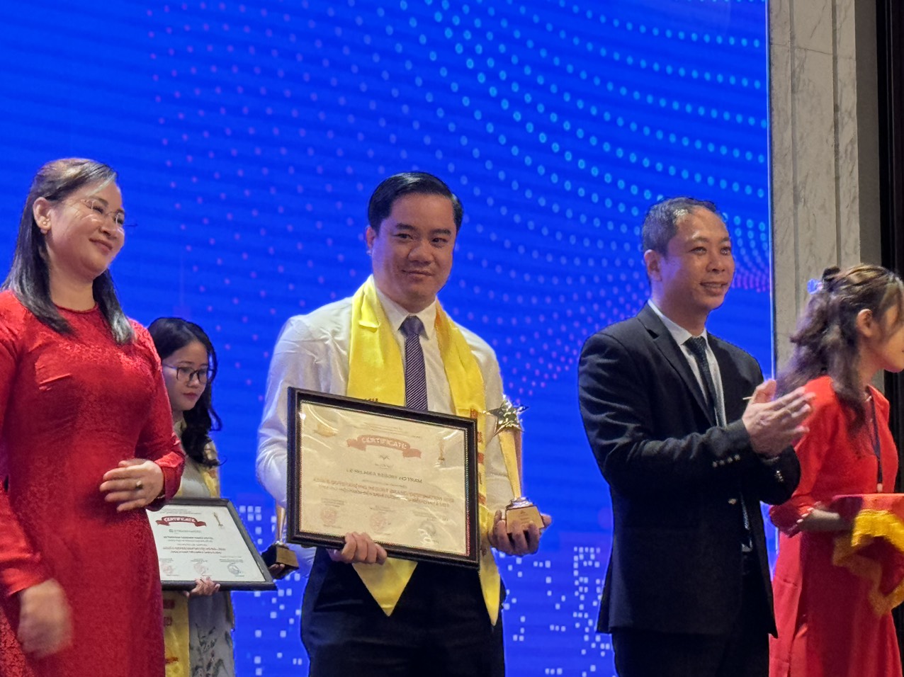 Phoenix Mộc Ch&amp;acirc;u Resort được vinh danh tại Asia Award 2023 tại Singapore.