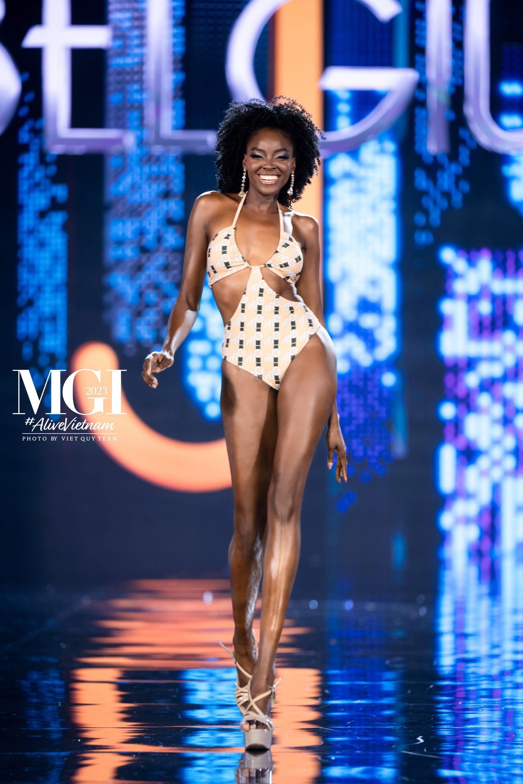 C&amp;aacute;c th&amp;iacute; sinh li&amp;ecirc;n tục nở nụ cười rạng rỡ, tự tin tr&amp;igrave;nh diễn