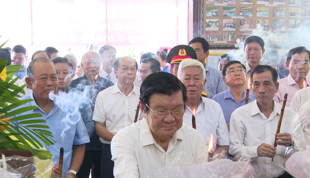 Nguy&amp;ecirc;n Chủ tịch nước Trương Tấn Sang v&amp;agrave; c&amp;aacute;c đại biểu đ&amp;atilde; d&amp;acirc;ng hoa, thắp hương tưởng niệm c&amp;aacute;c anh h&amp;ugrave;ng liệt sĩ