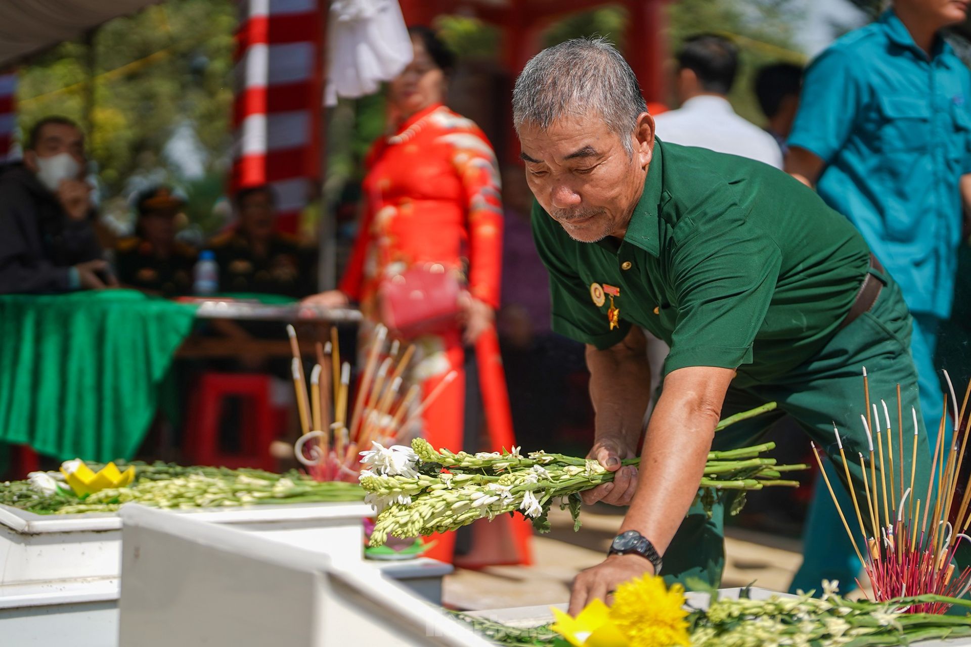 &amp;Ocirc;ng B&amp;ugrave;i Văn Lễ x&amp;uacute;c động đặt nh&amp;agrave;nh hoa l&amp;ecirc;n mộ gi&amp;oacute; của c&amp;aacute;c chiến sĩ
