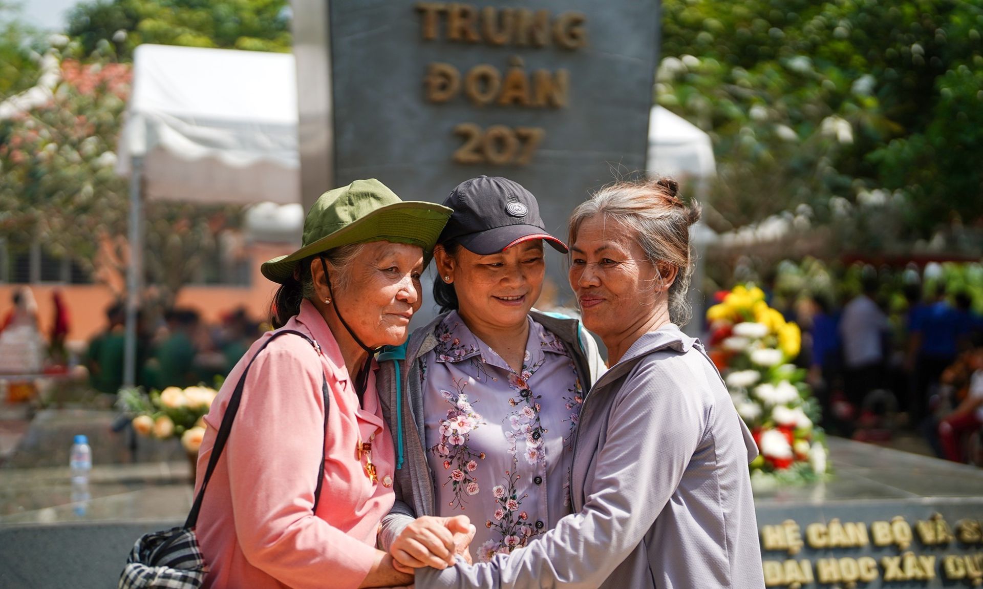 Những đồng đội cũ gặp lại nhau trong ng&amp;agrave;y giỗ c&amp;aacute;c chiến sĩ Trung đo&amp;agrave;n 207