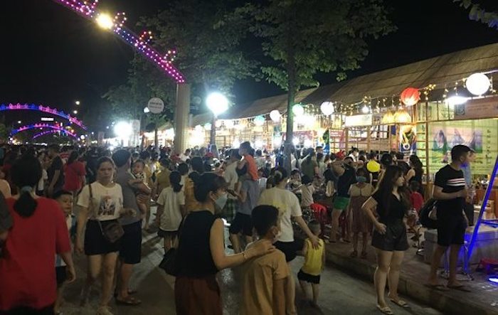 Du kh&amp;aacute;ch v&amp;agrave; nh&amp;acirc;n d&amp;acirc;n tham quan c&amp;aacute;c gian h&amp;agrave;ng trưng b&amp;agrave;y, giới thiệu sản phẩm H&amp;agrave; Nội - Nghệ An 2022
