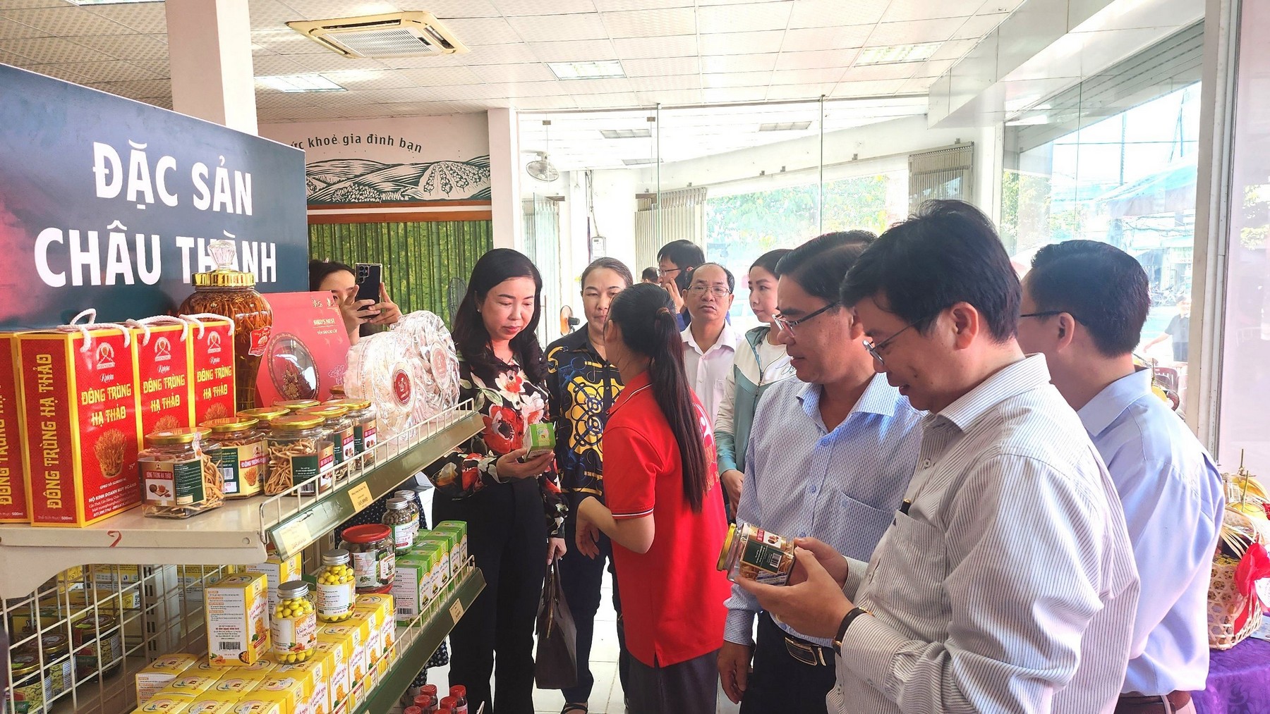 Đại biểu tham quan c&amp;aacute;c gian h&amp;agrave;ng sản phẩm sản phẩm OCOP, sản phẩm c&amp;ocirc;ng nghiệp n&amp;ocirc;ng th&amp;ocirc;n ti&amp;ecirc;u biểu v&amp;agrave; đặc sản tỉnh An Giang