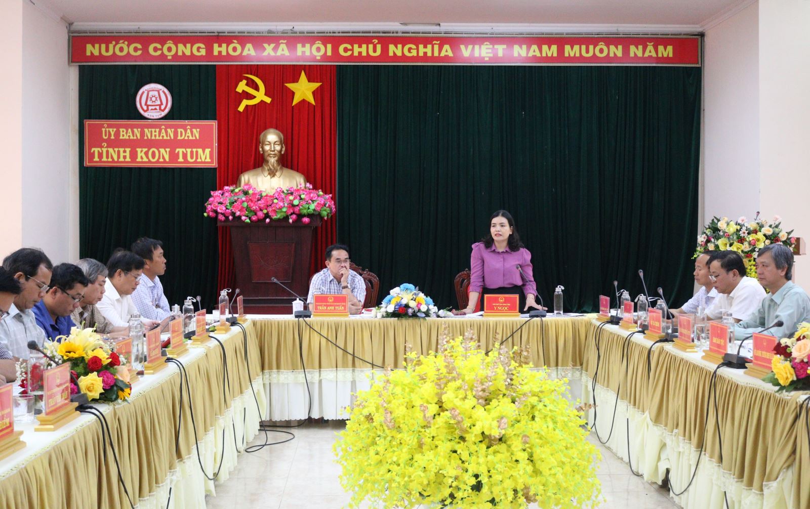 Ph&amp;oacute; Chủ tịch UBND tỉnh Kon Tm Y Ngọc ph&amp;aacute;t biểu tại buổi l&amp;agrave;m việc
