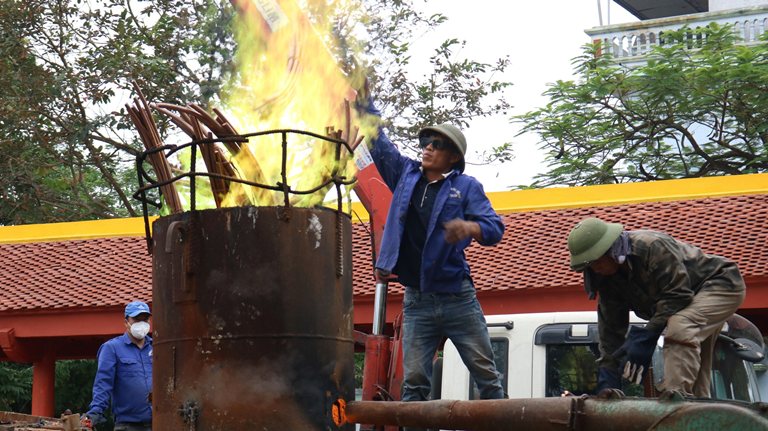 Ảnh minh họa03 pho tượng tại Di t&amp;iacute;ch Ch&amp;ugrave;a Ngọc Ho&amp;agrave;ng do c&amp;aacute;c nghệ nh&amp;acirc;n l&amp;agrave;ng nghề đ&amp;uacute;c đồng truyền thống &amp;Yacute; Y&amp;ecirc;n, Nam Định thực hiện.