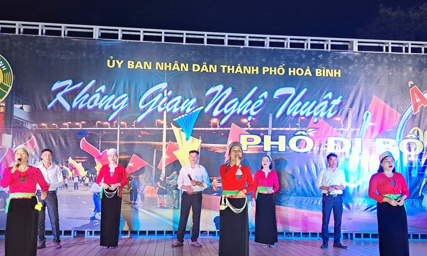 Tiết mục văn nghệ đặc sắc biểu diễn tại phố đi bộ Đ&amp;agrave; Giang trong thời điểm vận h&amp;agrave;nh thử nghiệm.