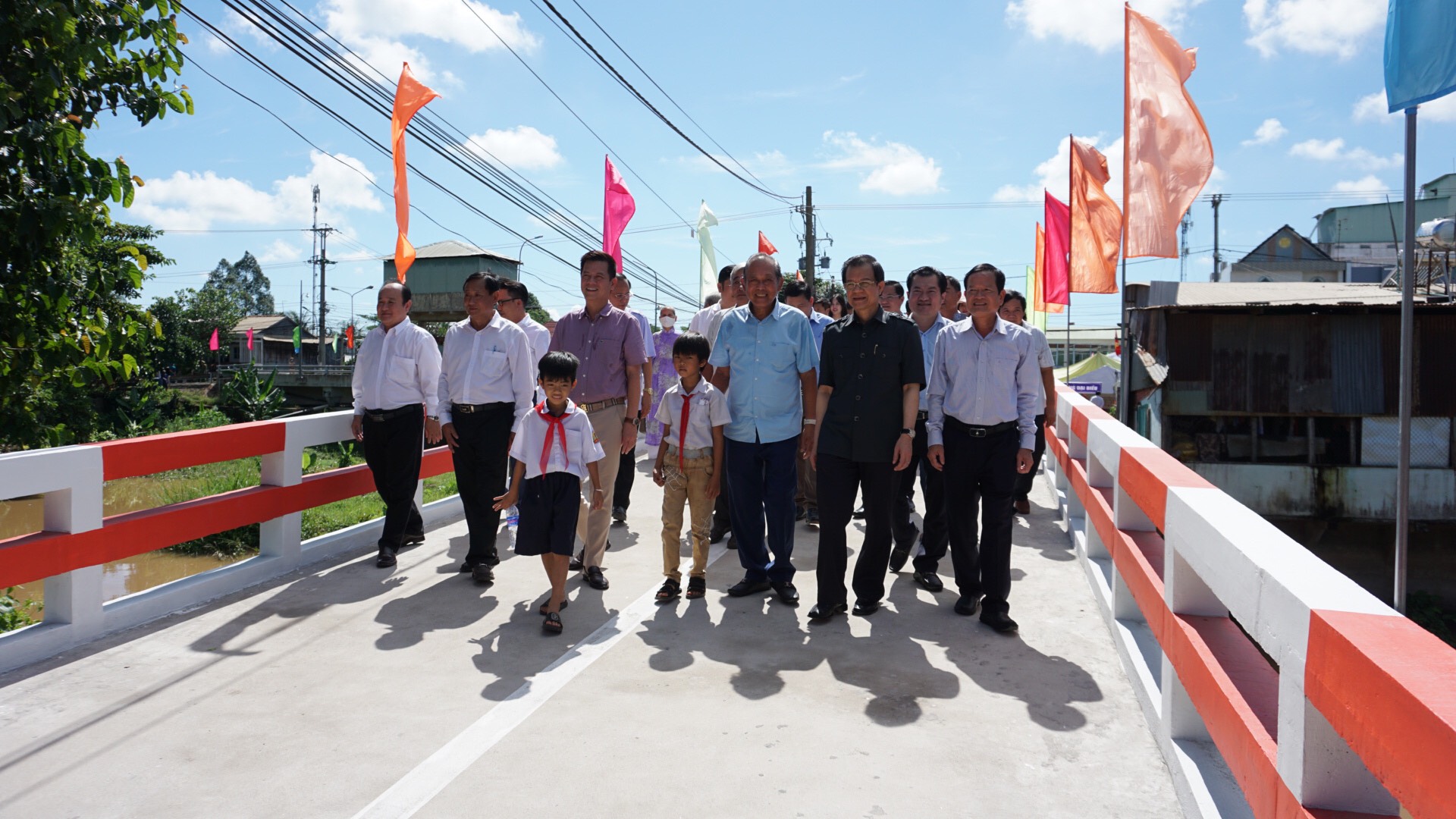 C&amp;aacute;c em học sinh v&amp;agrave; đại diện c&amp;aacute;c đo&amp;agrave;n Nh&amp;agrave; t&amp;agrave;i trợ bước những bước đi đầu ti&amp;ecirc;n   trong dịp kh&amp;aacute;nh th&amp;agrave;nh Cầu Ph&amp;uacute; Vĩnh