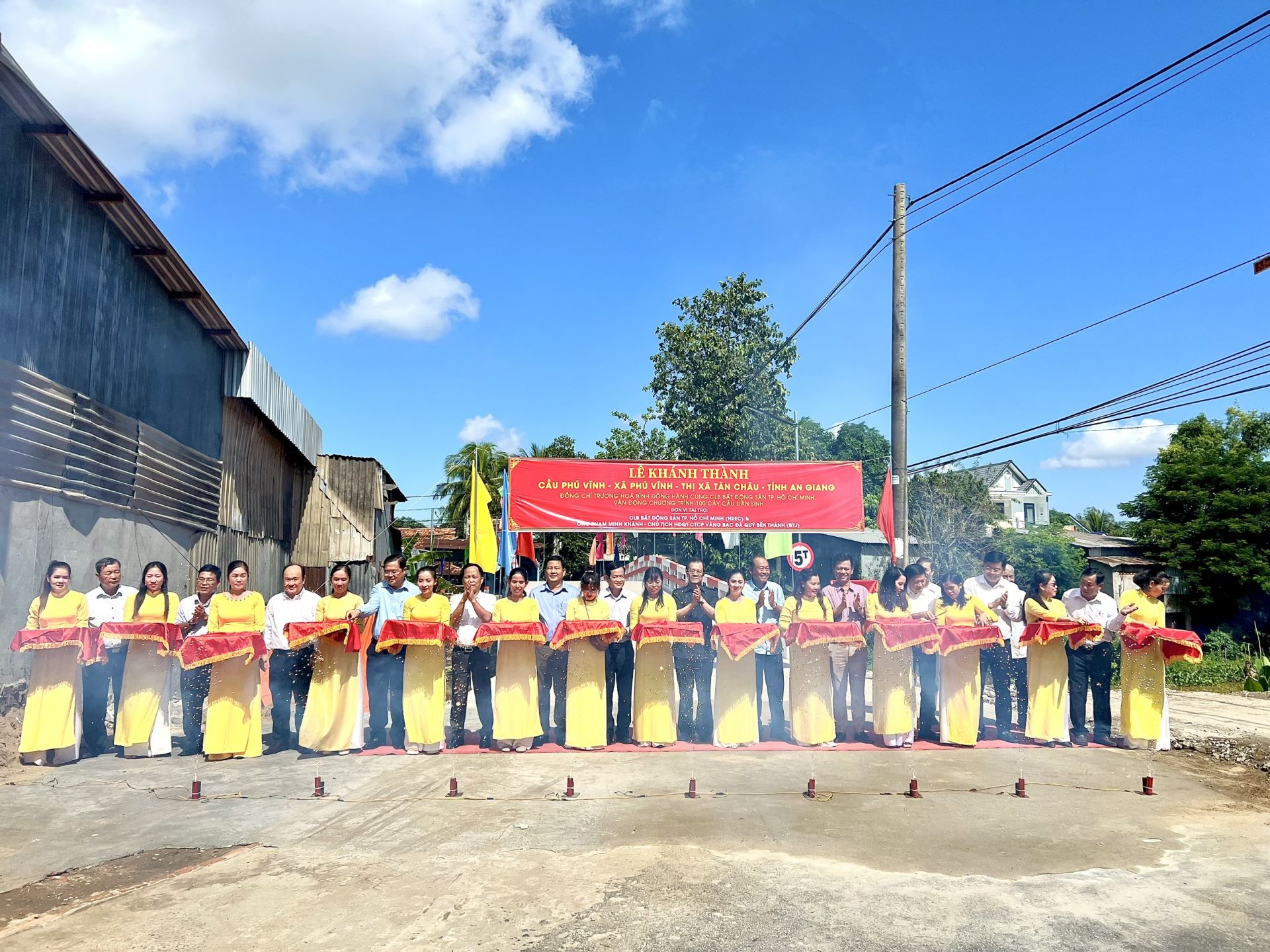H&amp;igrave;nh ảnh c&amp;aacute;c Nh&amp;agrave; t&amp;agrave;i trợ vui mừng trong buổi lễ kh&amp;aacute;nh th&amp;agrave;nh Cầu Ph&amp;uacute; Vĩnh