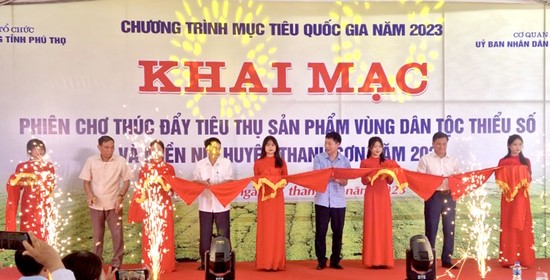 C&amp;aacute;c đại biểu khai mạc Phi&amp;ecirc;n chợ th&amp;uacute;c đẩy ti&amp;ecirc;u thụ sản phẩm v&amp;ugrave;ng DTTS&amp;amp;MN huyện Thanh Sơn năm 2023
