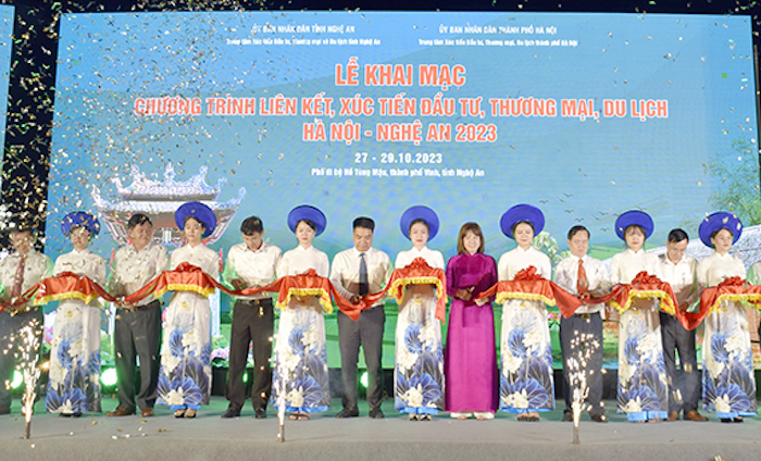 Thực hiện nghi thức khai mạc Chương tr&amp;igrave;nh &amp;ldquo;Li&amp;ecirc;n kết, x&amp;uacute;c tiến đầu tư, thương mại, du lịch H&amp;agrave; Nội &amp;ndash; Nghệ An 2023&amp;rdquo;