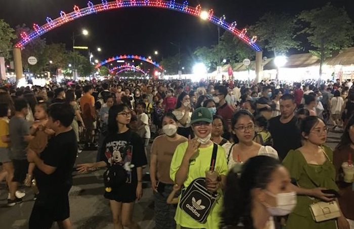 Đ&amp;ocirc;ng đảo du kh&amp;aacute;ch v&amp;agrave; nh&amp;acirc;n d&amp;acirc;n tham dự Lễ khai mạc Chương tr&amp;igrave;nh &amp;ldquo;Li&amp;ecirc;n kết, x&amp;uacute;c tiến đầu tư, thương mại, du lịch H&amp;agrave; Nội &amp;ndash; Nghệ An 2023&amp;rdquo;,