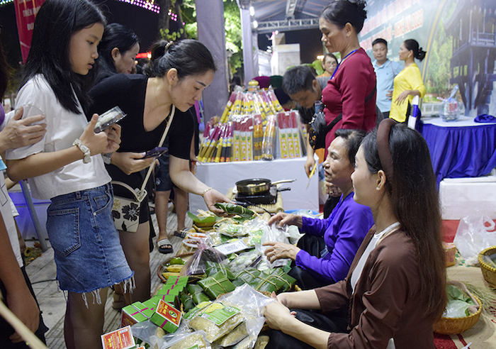 Du kh&amp;aacute;ch tham quan gian h&amp;agrave;ng trung b&amp;agrave;y, giới thiệu sản phẩm của doanh nghiệp tại Lễ khai mạc Chương tr&amp;igrave;nh &amp;ldquo;Li&amp;ecirc;n kết, x&amp;uacute;c tiến đầu tư, thương mại, du lịch H&amp;agrave; Nội &amp;ndash; Nghệ An 2023&amp;rdquo;,