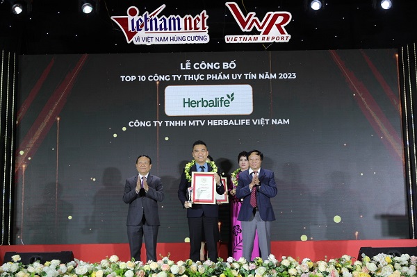 Đại diện Herbalife Việt Nam vinh dự nhận giải thường Top 10 C&amp;ocirc;ng ty Thực Phẩm Uy T&amp;iacute;n 2023