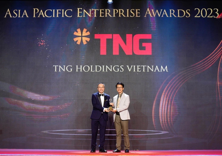 &amp;Ocirc;ng Trần Tuấn Việt - đại diện TNG Holdings Vietnam - nhận giải thưởng