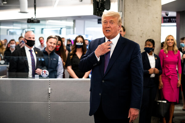Tổng thống Trump đ&amp;atilde; n&amp;oacute;i chuyện với c&amp;aacute;c nh&amp;acirc;n vi&amp;ecirc;n tại trụ sở chiến dịch của &amp;ocirc;ng ở Arlington, Va., V&amp;agrave;o thứ Ba.
