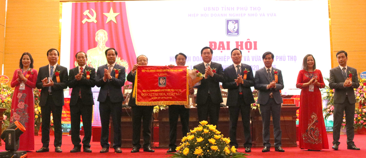Thứ trưởng Bộ Kế hoạch v&amp;agrave; Đầu tư Trần Duy Đ&amp;ocirc;ng v&amp;agrave; Chủ tịch VINASME Nguyễn Văn Th&amp;acirc;n trao Cờ thi đua xuất sắc của VINASME cho Hiệp hội DNNVV tỉnh.