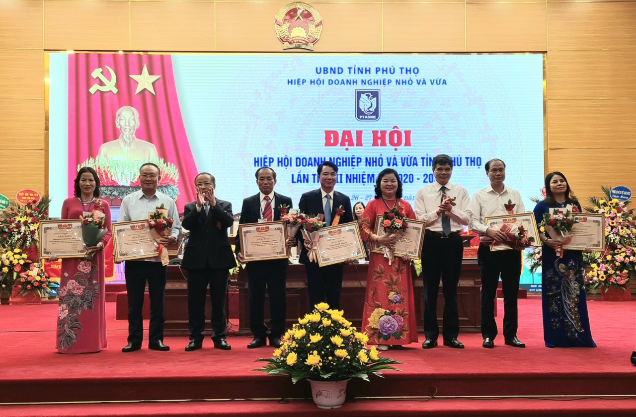 Tiến sĩ Nguyễn Văn Th&amp;acirc;n - Chủ tịch VINASME trao Bằng khen của VINASME cho c&amp;aacute;c tập thể, c&amp;aacute; nh&amp;acirc;n thuộc Hiệp hội DNNVV tỉnh.