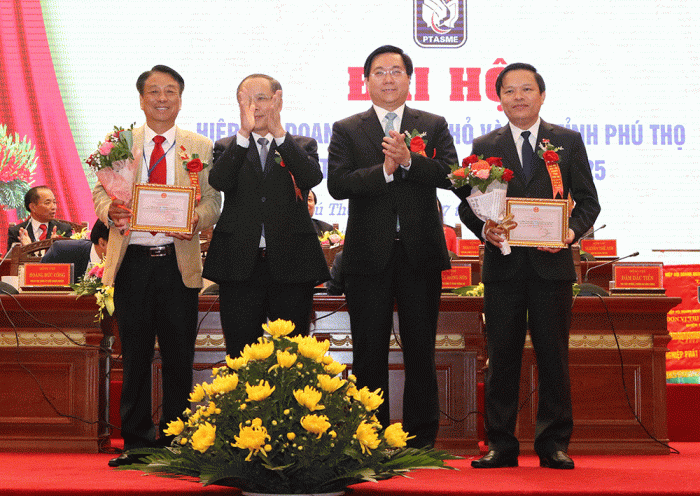 Chủ tịch Hiệp hội DNNVV Việt Nam Nguyễn Văn Th&amp;acirc;n trao tặng Kỷ niệm chương cho c&amp;aacute;c đồng ch&amp;iacute; c&amp;oacute; nhiều đ&amp;oacute;ng g&amp;oacute;p đối với sự ph&amp;aacute;t triển của Hiệp hội DNNVV tỉnh.