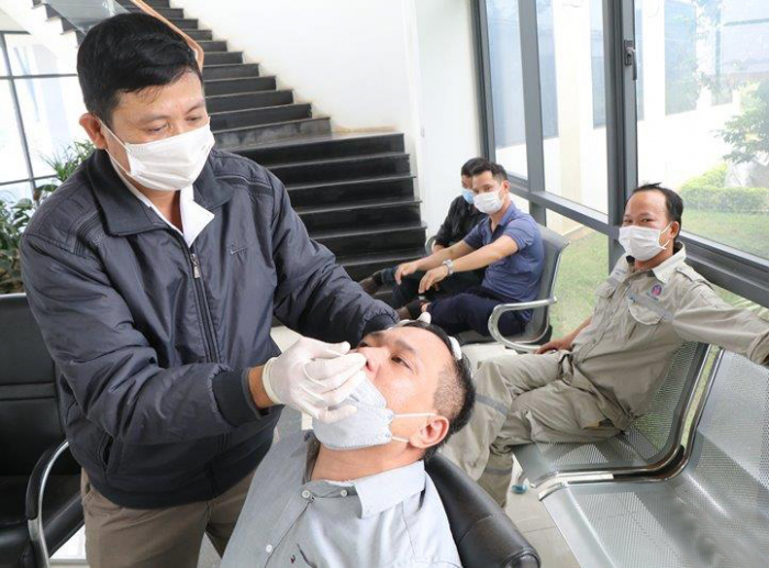 Lấy mẫu x&amp;eacute;t nghiệm s&amp;agrave;ng lọc COVID-19 cho c&amp;aacute;n bộ, người lao động tại KCN Ph&amp;uacute; H&amp;agrave;