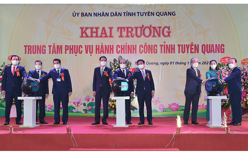 L&amp;atilde;nh đạo tỉnh Tuy&amp;ecirc;n Quang ấn n&amp;uacute;t khai trương Trung t&amp;acirc;m Phục vụ h&amp;agrave;nh ch&amp;iacute;nh c&amp;ocirc;ng.