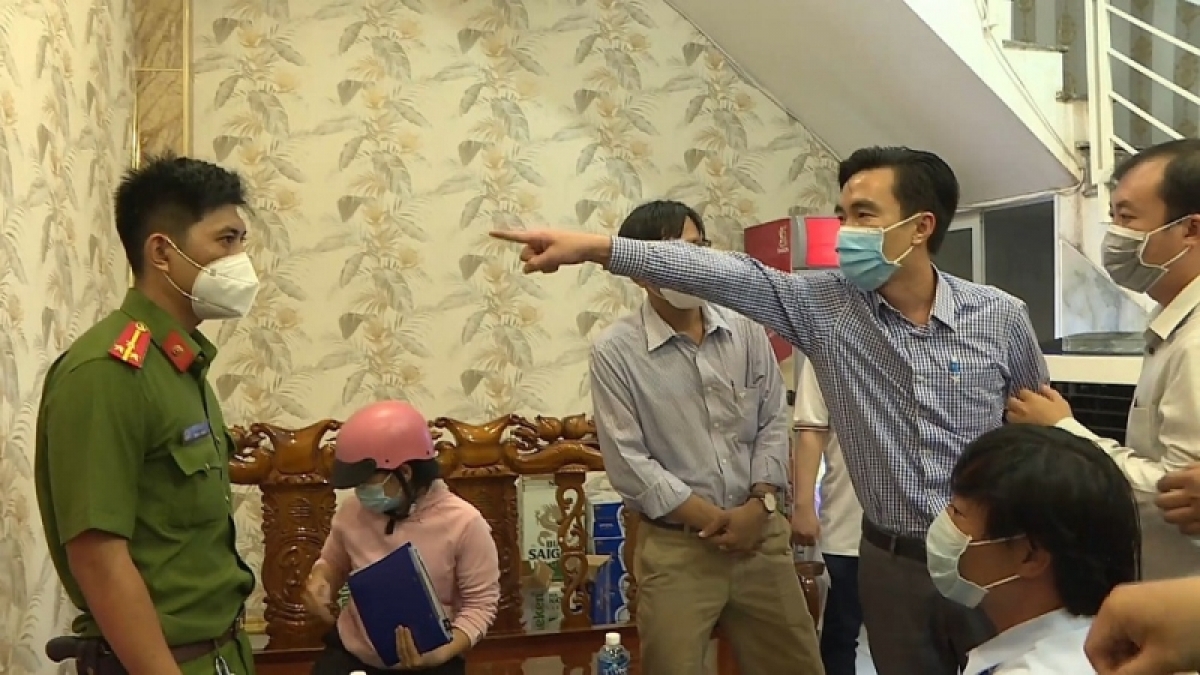 Người đ&amp;agrave;n &amp;ocirc;ng c&amp;oacute; 'Phản Ứng Mạnh', lời lẽ chống đối, x&amp;uacute;c phạm lực lượng li&amp;ecirc;n ng&amp;agrave;nh kiểm tra ph&amp;ograve;ng, chống dịch COVID-19
