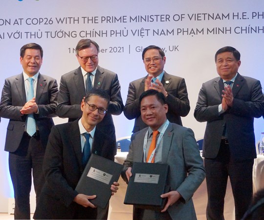 Thủ tướng Phạm Minh Ch&amp;iacute;nh chứng kiến lễ trao c&amp;aacute;c bi&amp;ecirc;n bản ghi nhớ với tổng gi&amp;aacute; trị 8,5 tỷ USD cho 3 doanh nghiệp Việt Nam nhằm hỗ trợ c&amp;aacute;c dự &amp;aacute;n ph&amp;aacute;t triển bền vững